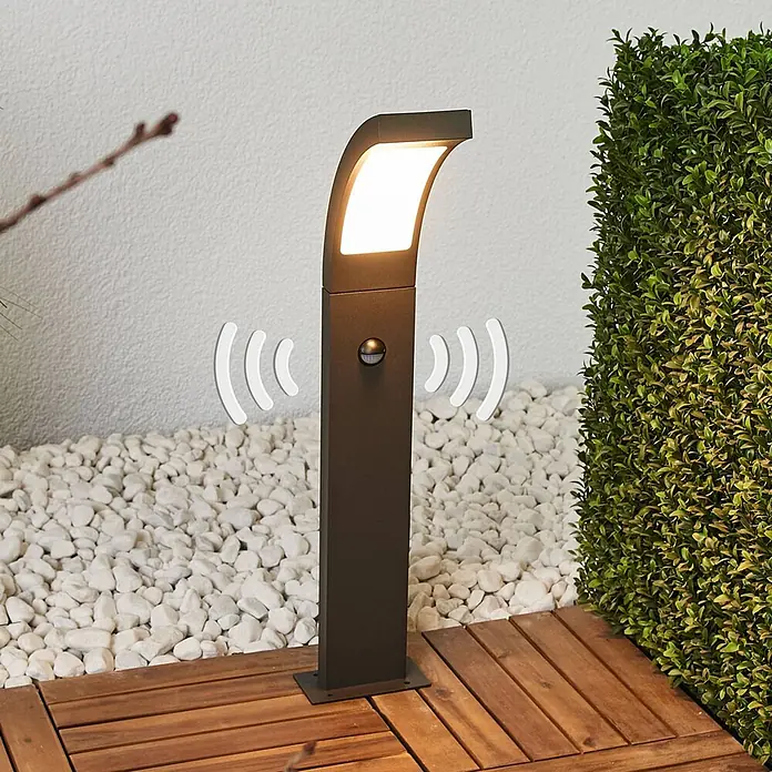 Lucande LED Wegeleuchte mit Bewegungsmelder Gartenleuchten mit Strom 60 cm -  - Dunkelgraue LED-Wegeleuchte mit Bewegungssensor und warmweißer Beleuchtung.