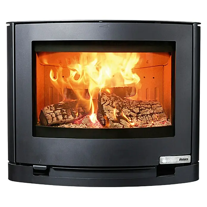 Aduro Kaminofen 15-3 - 6,5 kW, Raumheizvermögen: 334 m³, Material Verkleidung: Stahl, Schwarz - Nahaufnahme eines Aduro Kaminofens mit brennendem Holz im Inneren, der Wärme und eine gemütliche Atmosphäre ausstrahlt.