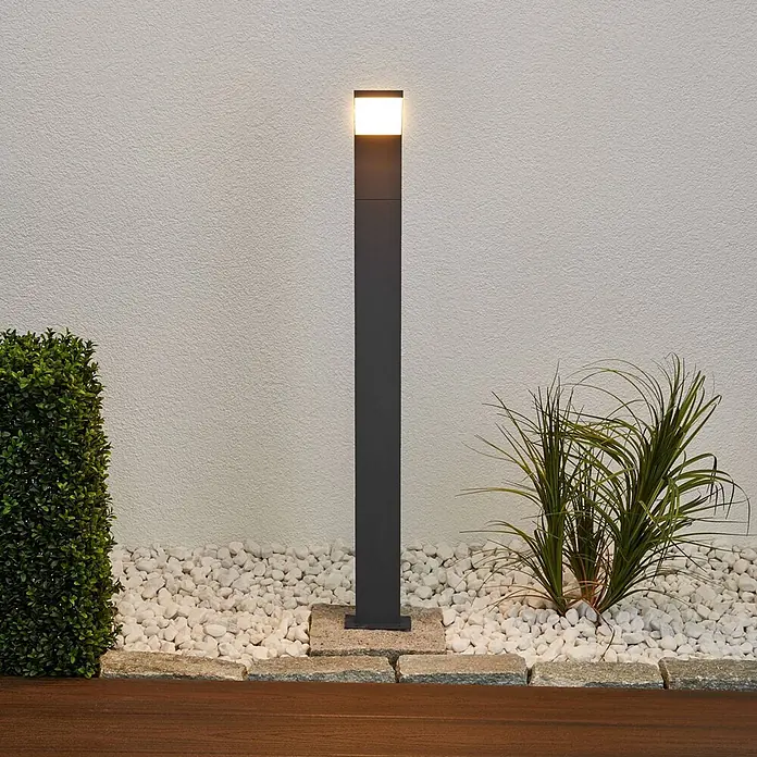 Lucande Außenlaterne Timm -  - Dunkelgraue Anthrazit-LED-Wegeleuchte mit warmweißem Licht, ideal für die Außenwegbeleuchtung.