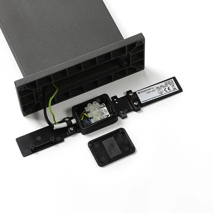 Lucande Außenlaterne Silvan -  - Sockel einer dunkelgrauen LED-Außenleuchte mit offener schwarzer Anschlussdose und elektrischen Verbindungen.