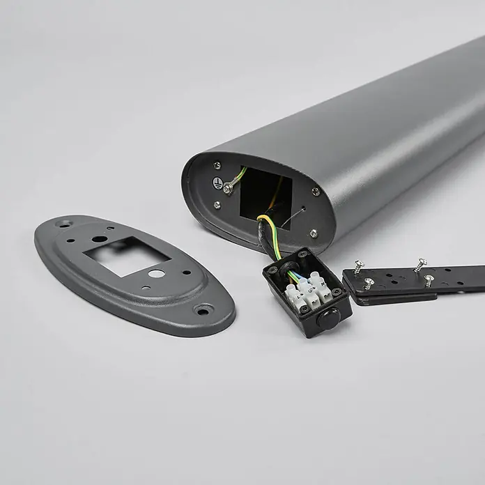Lindby Außenlaterne Obri -  - Graues Metallgehäuse einer Elektroinstallation, zerlegt mit Verkabelung, Klemmenblock und Montageplatte.