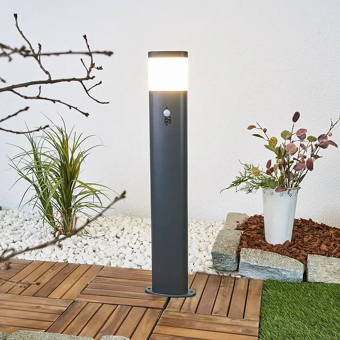 Lindby Außenlaterne Obri -  - Anthrazitfarbene Pollerleuchte für den Außenbereich mit Bewegungsmelder, beleuchtet einen Gartenweg.