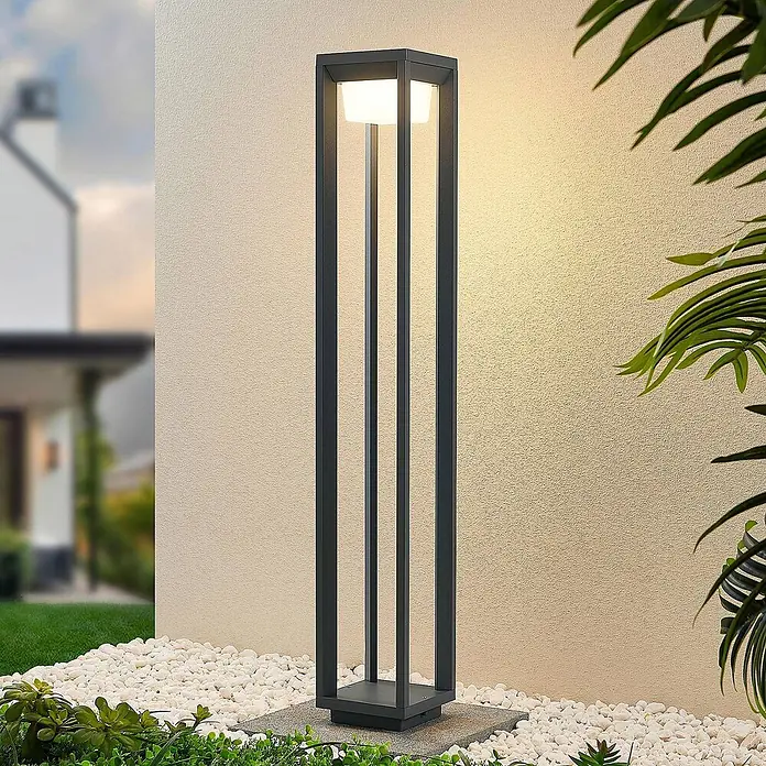PRIOS LED Wegeleuchte in dunkelgrau, Gartenlampe -  - Moderne dunkelgraue rechteckige Außenstehleuchte mit beleuchteter weißer Oberseite, in die Gartenlandschaft integriert.
