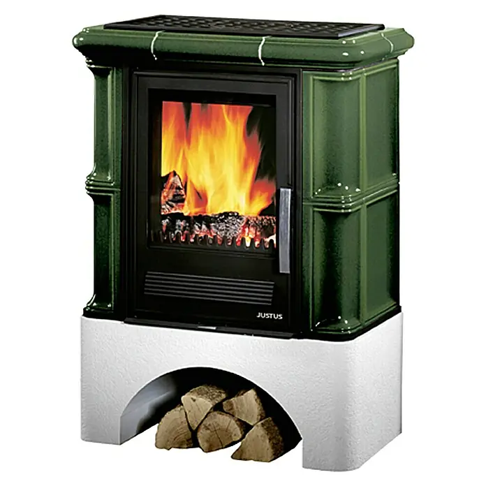 Justus Kaminofen Bavaria - 7 kW, Raumheizvermögen: 144 m³, Material Verkleidung: Keramik, Grün - Abgebildet ist ein Justus Kaminofen mit Holzfach, der Wärme und Stil in jeden Raum bringt. Der Kaminofen ist grün und verfügt über eine große Sichtscheibe.