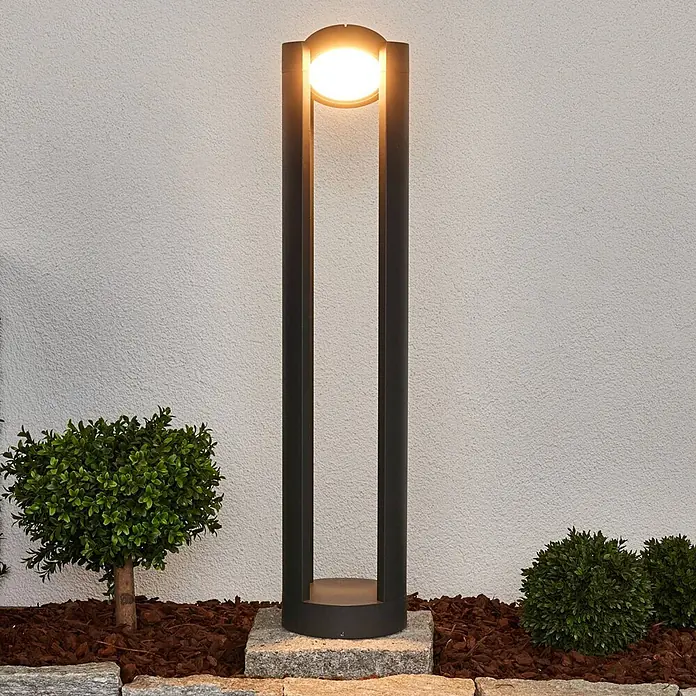 Lucande LED Wegeleuchte Pollerleuchte 80 cm, Gartenlampe IP65 -  - Moderne dunkle Metall-Wegeleuchte mit zwei vertikalen Armen und kreisförmigem Licht, im Garten installiert.