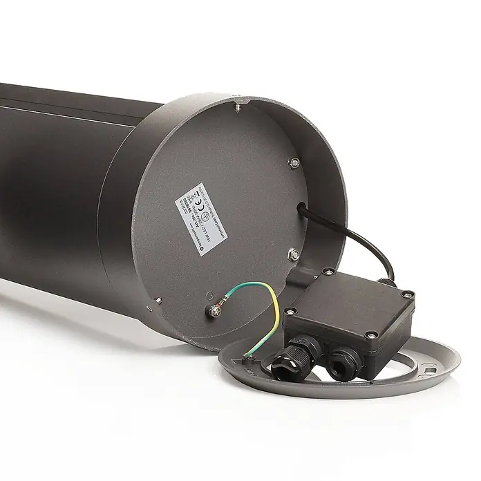 Lucande LED Wegeleuchte Pollerleuchte 80 cm, Gartenlampe IP65 -  - Der Sockel einer dunkelgrauen zylindrischen LED-Außenleuchte mit offener Anschlussdose und Erdungsdraht.