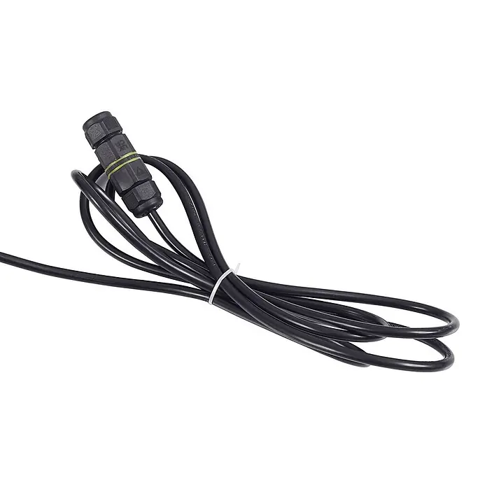 Lucande Außenlaterne Filor -  - Schwarzes Outdoor-Kabel mit wasserdichtem Inline-Stecker und weißem Kabelbinder.