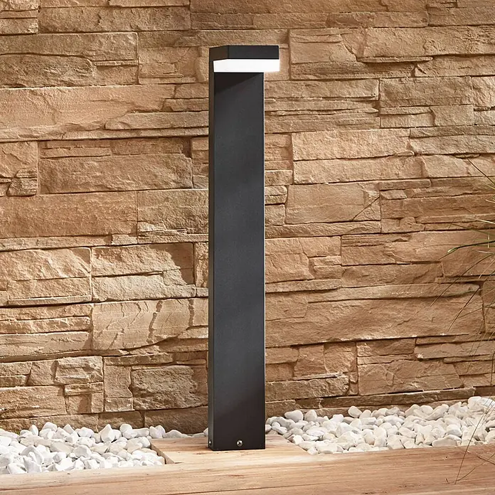 Lindby LED Wegeleuchte in anthrazit, weiß, Gartenlampe -  - Moderne, dunkelgraue LED-Wegeleuchte mit rechteckigem Design und integrierter LED-Leiste auf Holzterrasse.