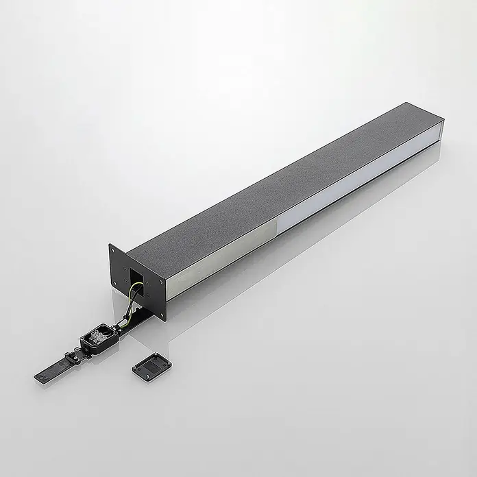 Lucande Außenlaterne Aegisa -  - Lange dunkelgraue lineare LED-Pollerleuchte, teilweise demontiert mit sichtbarer Verkabelung und Anschlussdose.