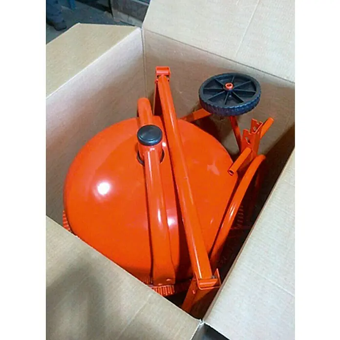 Altrad Elektro-Betonmischer MLZ 130 NG - L x B x H: 114 x 72 x 134 cm, 130 l, 600 W - Eine orangefarbene Betonmischmaschine in einem Karton, bereit für den Einsatz auf der Baustelle.