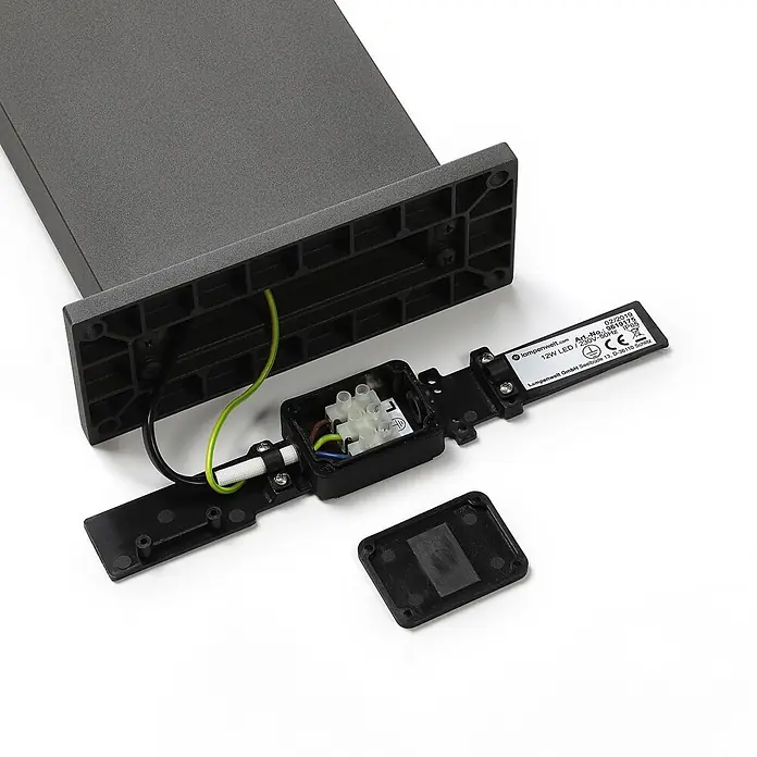 Lucande Außenlaterne Silvan -  - Geöffnete schwarze Anschlussdose mit Verkabelung und Klemmen für eine graue 12W LED Außenleuchte, zeigt die internen elektrischen Verbindungen.