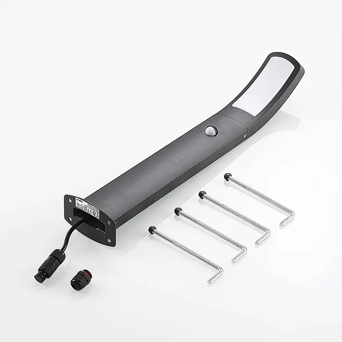 Lindby Außenlaterne Moshe -  - Dunkelgraue Außenleuchte mit integriertem LED-Panel, Bewegungssensor, Anschlusskabel und vier L-förmigen Befestigungsschrauben.