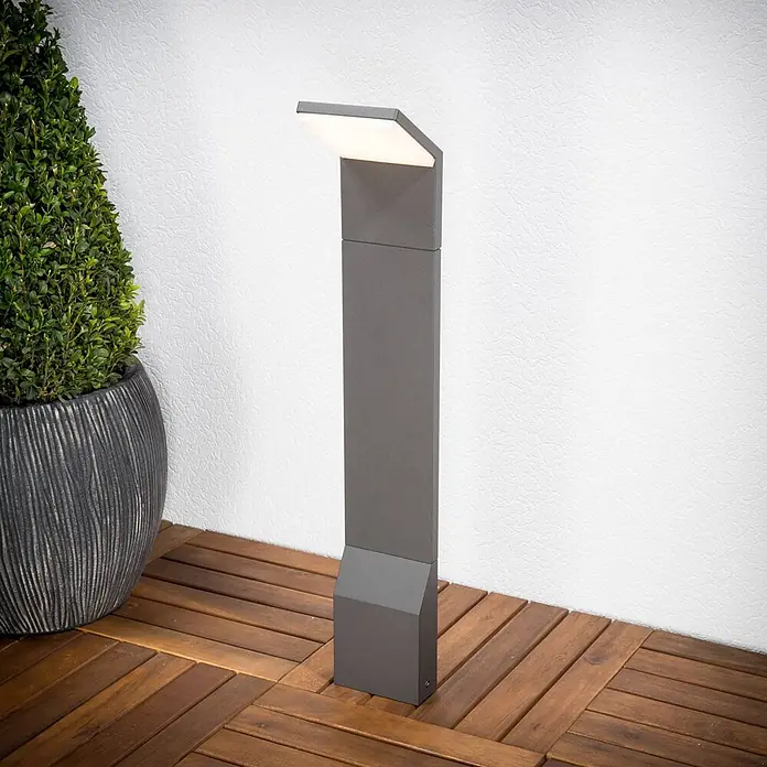 Lucande LED Wegeleuchte anthrazit Sockelleuchte 60 cm Gartenlampe Aluminium -  - Moderne anthrazitfarbene Außenwegleuchte, quadratisch, auf Holzterrasse neben Grünpflanze.