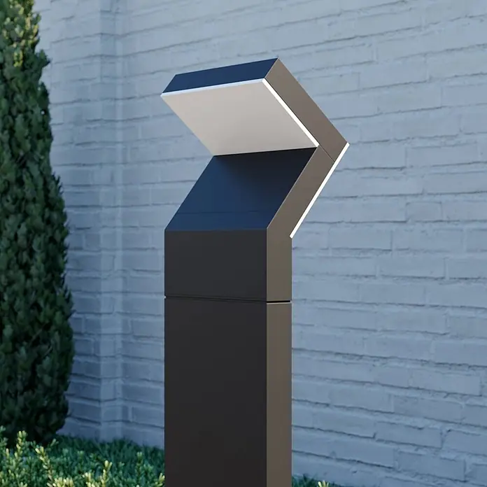 Arcchio LED Wegeleuchte in dunkelgrau, Gartenlampe -  - Moderne, dunkelgraue, eckige LED-Gartenleuchte, die einen Gartenweg neben einer hellen Ziegelwand beleuchtet.