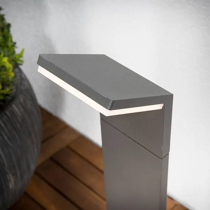 Lucande LED Wegeleuchte anthrazit Sockelleuchte 60 cm Gartenlampe Aluminium -  - Moderne, dunkelgraue Außenwegeleuchte mit warmweißer LED-Beleuchtung auf Holzterrassenboden.