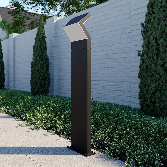 Arcchio LED Wegeleuchte in dunkelgrau, Gartenlampe -  - Moderne schwarze Außenleuchte mit angewinkelter silberner Oberseite, an einem gepflasterten Gartenweg platziert.