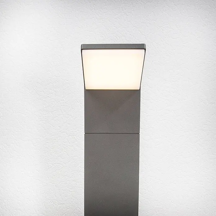 Lucande LED Wegeleuchte anthrazit Sockelleuchte 60 cm Gartenlampe Aluminium -  - Moderne dunkelgraue rechteckige Pollerleuchte mit integrierter weißer LED-Beleuchtung.