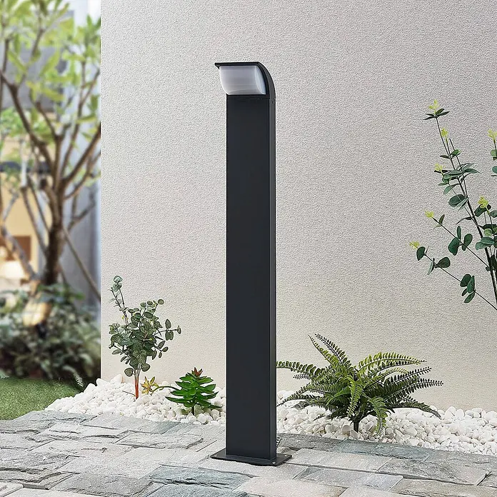 Lucande LED Wegeleuchte Pollerleuchte anthrazit 80 cm, Aussenleuchte Garten -  - Dunkelgraue Outdoor-Pollerleuchte mit gebogenem, transluzentem Diffusor, neben einem Gartenweg stehend.