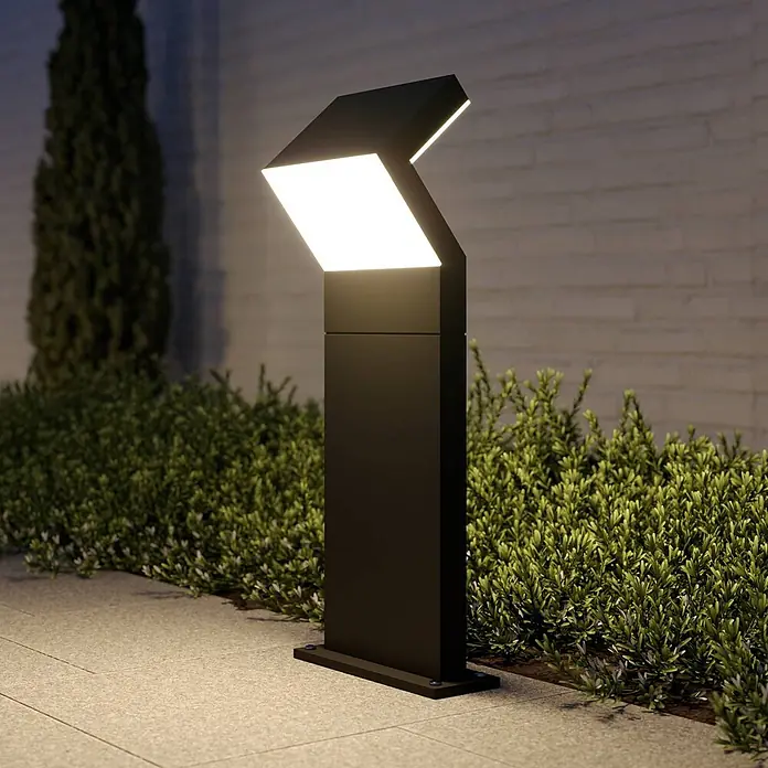 Arcchio LED Sockelleuchte in dunkelgrau, Wegeleuchten außen -  - Moderne dunkelgraue Außenpollerleuchte mit eckigem Design, beleuchtet einen Weg.