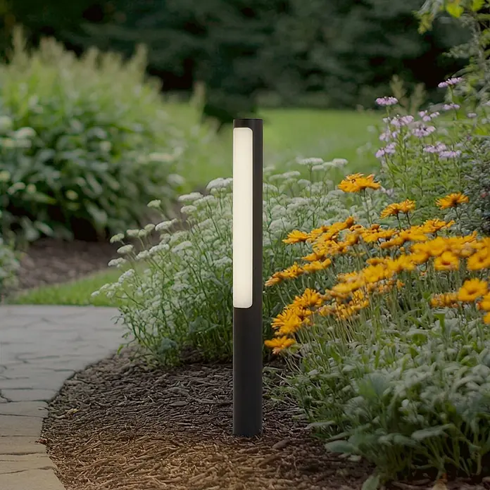 Lucande Außenlaterne Tuberia -  - Schwarze Außenleuchte mit weißem Lichtfeld beleuchtet einen Gartenweg.