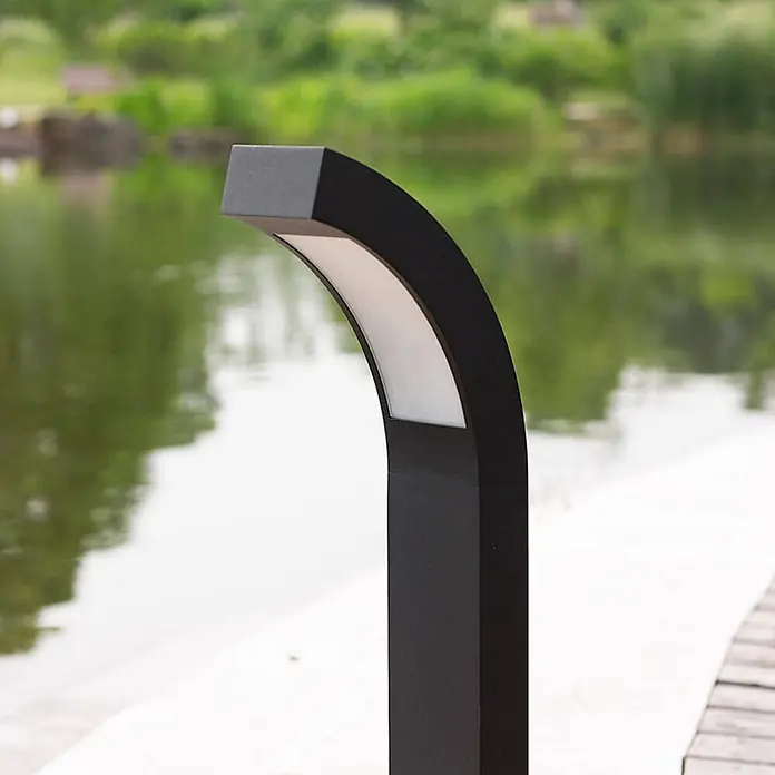 Lucande LED Sockelleuchte, Wegeleuchte außen, Höhe: 60 cm, inkl. 4,2W LED -  - Moderne schwarze gekrümmte Außenleuchte mit weißem Panel, beleuchtet einen Weg am Wasser.