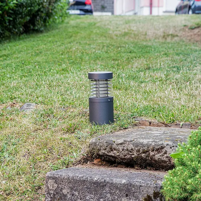 Lucande LED Wegeleuchte / Sockelleuchte 26,5 cm, Sockellampe Garten IP54 -  - Dunkelgraue Außenleuchte mit Lamellen in Gras neben Steinstufen.