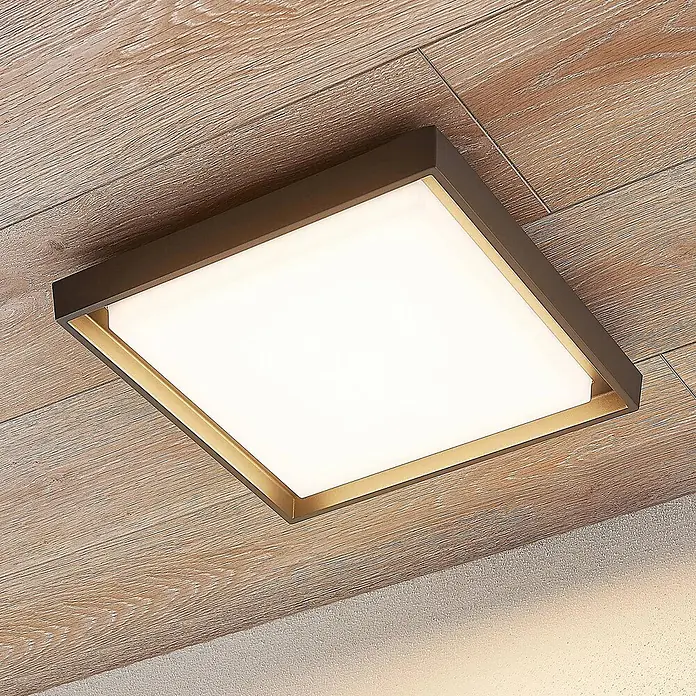 Lucande LED Outdoor Deckenlampe in dunkelgrau, weiß, Deckenleuchte außen -  - Quadratische LED-Deckenleuchte mit dunkelbraunem Rahmen und goldenem Akzent, an einer hellen Holzdecke montiert.