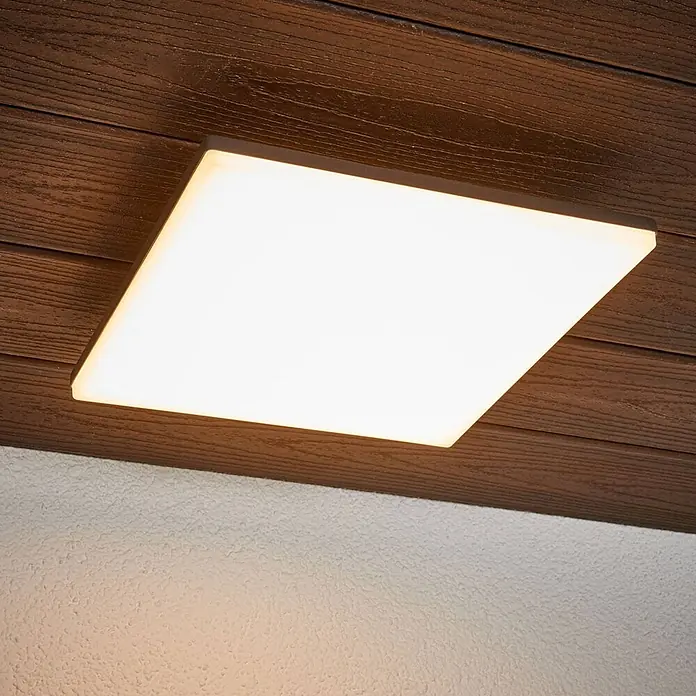 Lucande LED Deckenleuchte flach in dunkelgrau, weiß, mit Bewegungsmelder, -  - Quadratische LED-Deckenleuchte, warmweiß, an einer Holzpaneeldecke montiert.