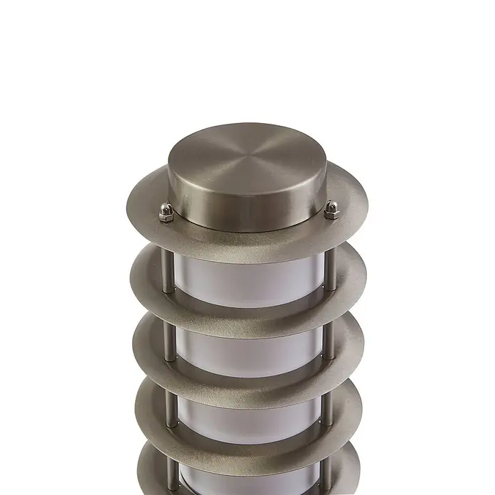 Lindby Außensockelleuchte Hanja -  - Moderne Außenleuchte mit gestapelten Ringen aus gebürstetem Metall und weißen Lichtdiffusoren, gekrönt von einer passenden Metallkappe.