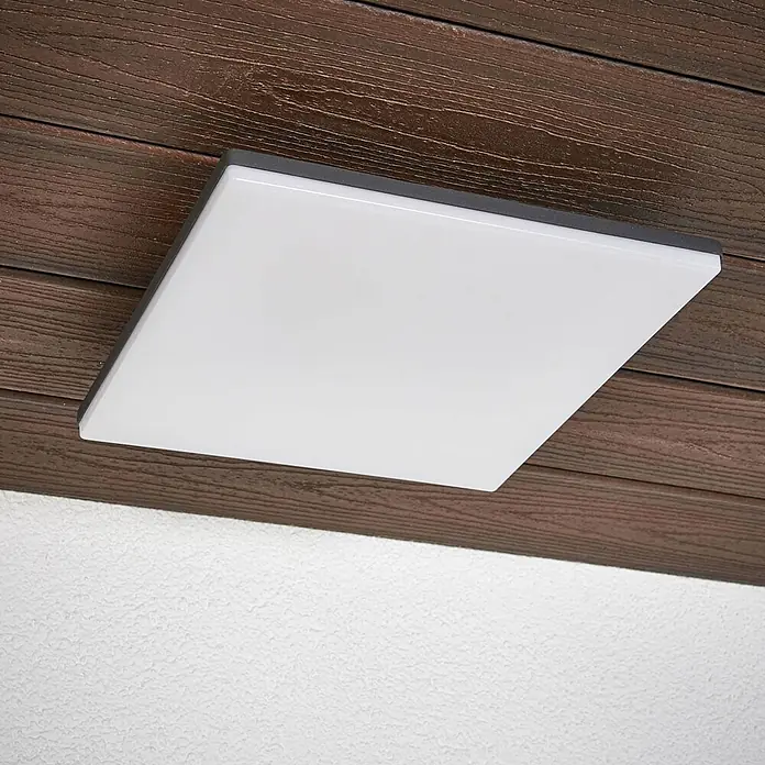 Lucande LED Deckenleuchte flach in dunkelgrau, weiß, mit Bewegungsmelder, -  - Quadratische weiße LED-Leuchte mit dunklem Rand, an einer Holzdecke montiert.
