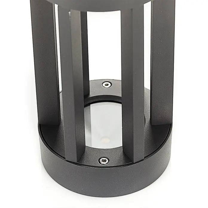 Lindby Außensockelleuchte Jordis -  - Schwarze Outdoor-Leuchte aus strukturiertem Metall mit vertikalen Lamellen und integrierter LED auf zylindrischer Basis.