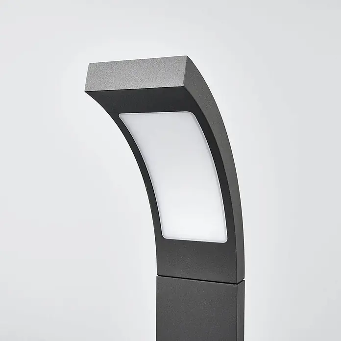 Lucande LED Sockelleuchte in anthrazit, weiß, Wegeleuchten außen -  - Moderne dunkelgraue gebogene Außenlampe mit einer mattweißen Lichtplatte.