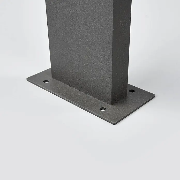 Lucande Außensockelleuchte Juvia -  - Dunkelgrauer, texturierter rechteckiger Metallpfosten mit flacher Montageplatte und vier Schraublöchern.