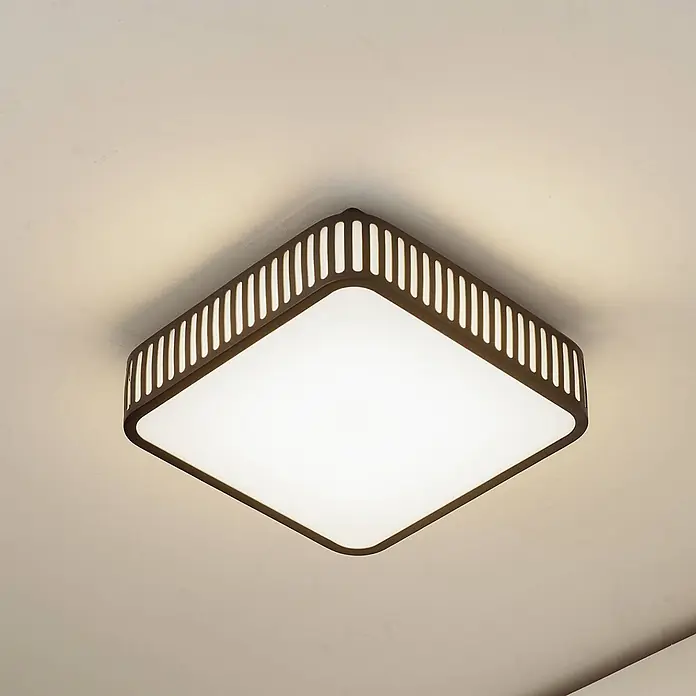 Lindby LED Outdoor Deckenlampe in schwarz, weiß, Deckenleuchte außen -  - Quadratische Deckenleuchte mit abgerundeten Ecken, dunkelbraunem Rahmen mit vertikalen Schlitzen und weißem Diffusor.