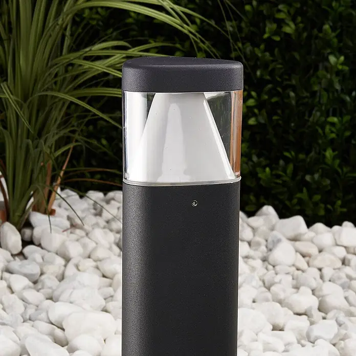 Lucande LED Sockelleuchte in anthrazit, transparent, Wegeleuchten außen -  - Dunkelgraue Outdoor-Pollerleuchte mit klarer Oberseite und weißem Diffusor in einer Gartenumgebung.