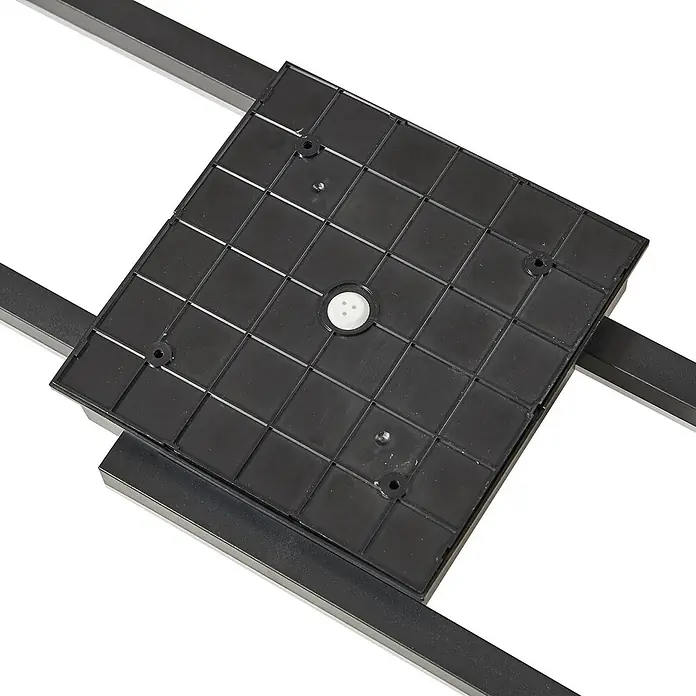 Lindby LED Outdoor Deckenlampe in schwarz, weiß, Deckenleuchte außen -  - Schwarze quadratische Kunststoffbasis mit Gittermuster, weißer Mittelkomponente und Schraublöchern, auf dunklen Metallstangen liegend.