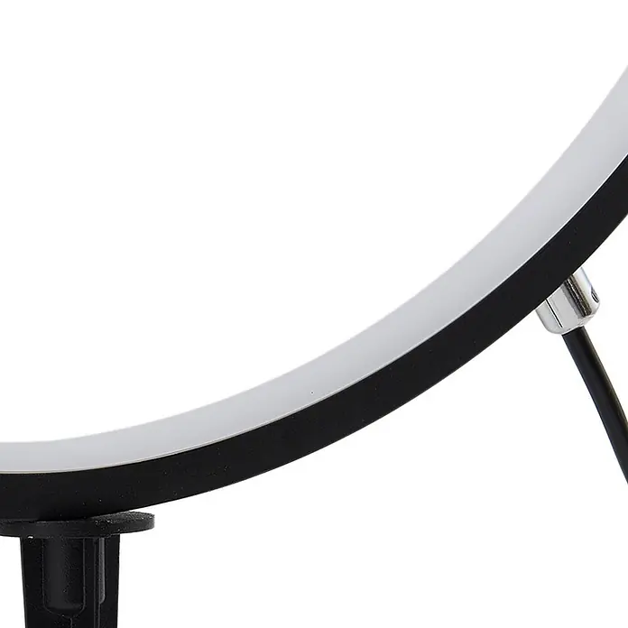 Lindby LED Solar Stehlampe Outdoor in schwarz matt, Stehleuchte Garten -  - Nahaufnahme einer runden LED-Ringleuchte mit schwarzem Rahmen und weißer Diffusorfläche auf schwarzem Ständer.