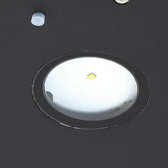 Lucande Außenwandleuchte Tavon - schwarz, schwarz, IP54 - Schwarze Platte mit einer vertieften LED-Leuchte und einer kleinen grauen Kappe.