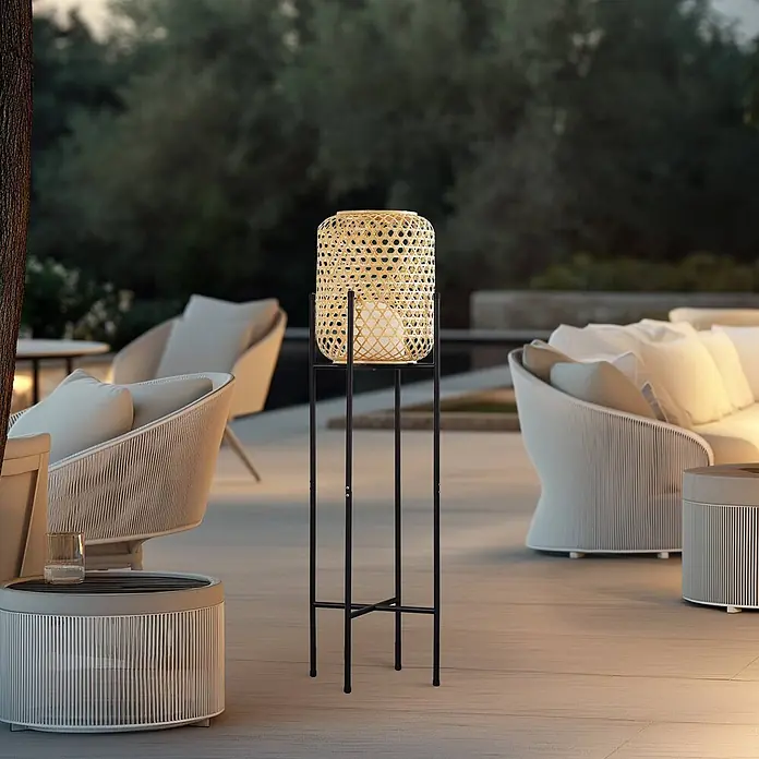 Lucande LED Stehlampe Outdoor in holz, schwarz, dimmbar Stehleuchte Garten -  - Hohe Outdoor-Laterne mit natürlichem Flechtschirm und schwarzem Metallständer, beleuchtet eine Terrasse.
