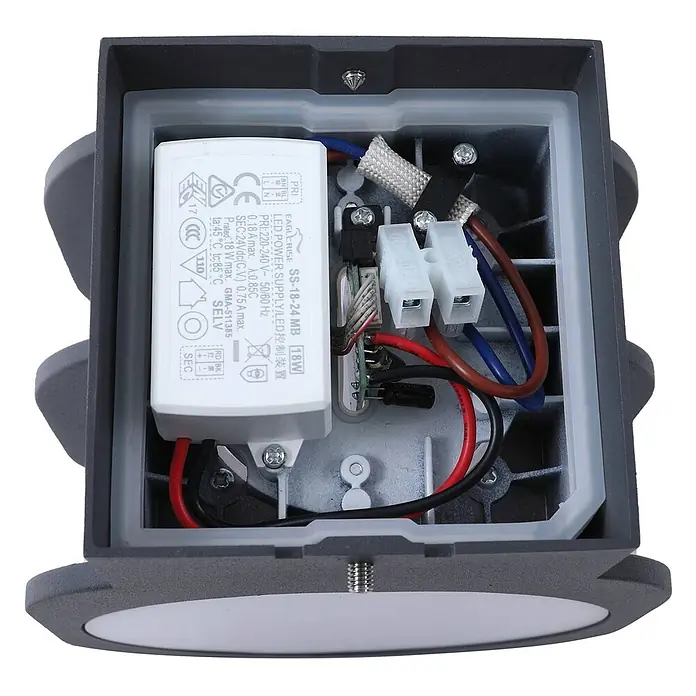 Lindby Außenwandleuchte Fyra - alu / grau / zink, weiß / opal, IP54 - Innenansicht einer grauen LED-Leuchte mit weißem LED-Netzteil, Verkabelung und Anschlüssen. Das Gehäuse ist geöffnet.
