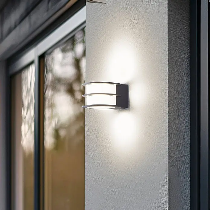 Lindby Außenwandleuchte Fyra - alu / grau / zink, weiß / opal, IP54 - Anthrazitfarbene Außenwandleuchte mit drei beleuchteten weißen Diffusoren, die Licht nach oben und unten abgibt.