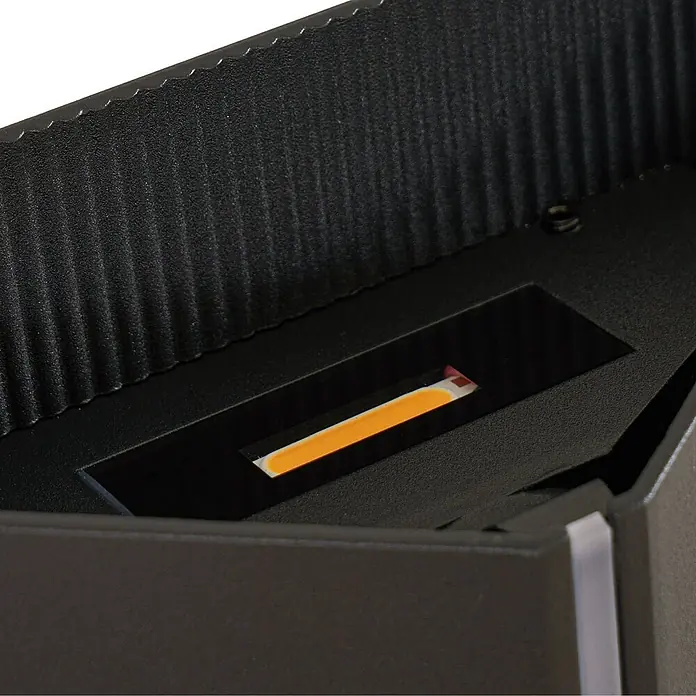 Lindby LED Wandleuchte aussen in schwarz, Aussenlampe Wand -  - Innenansicht einer schwarzen, texturierten Leuchte mit eingelassener rechteckiger orangefarbener COB-LED-Lichtquelle.