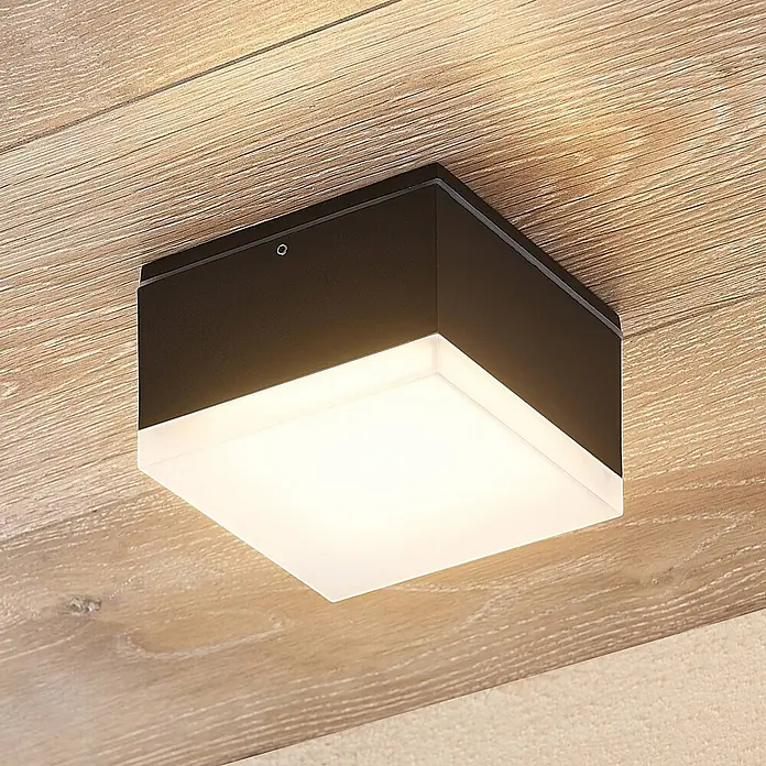 Lindby LED Wandleuchte aussen in dunkelgrau, Aussenlampe Wand -  - Quadratische, dunkelgraue LED-Deckenleuchte mit weißem Diffusor, bündig an einer hellen Holzdecke montiert.