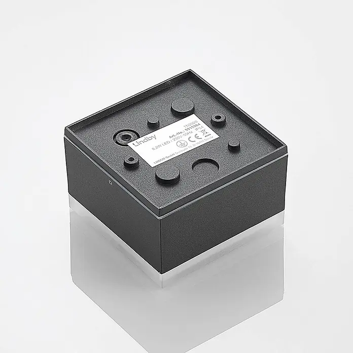 Lindby LED Wandleuchte aussen in dunkelgrau, Aussenlampe Wand -  - Dunkelgraue, quadratische LED-Außenleuchtenbasis mit sichtbarem technischen Etikett, zeigt Leistung und IP-Schutzart.