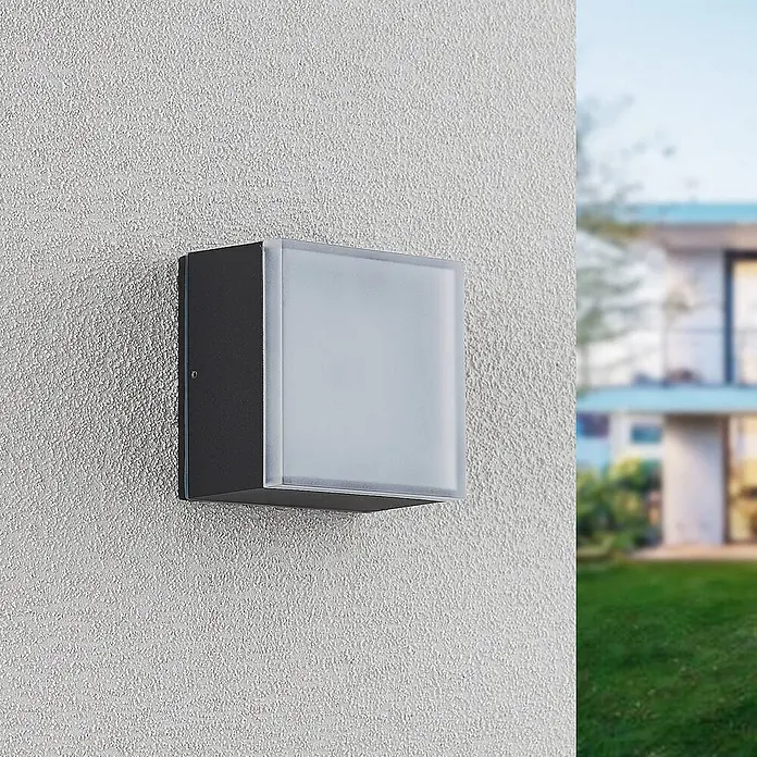 Lindby LED Wandleuchte aussen in dunkelgrau, Aussenlampe Wand -  - Quadratische, dunkelgraue Außenwandleuchte mit mattierter Abdeckung, an einer strukturierten Außenwand montiert.