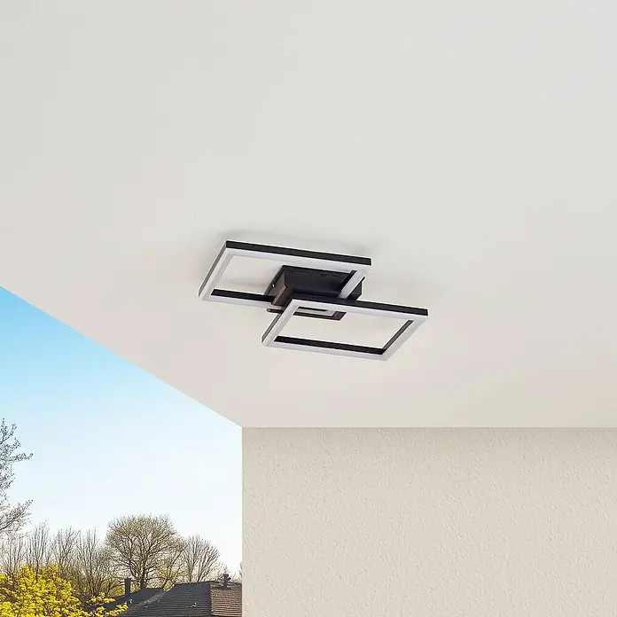 Lindby LED Outdoor Deckenlampe in schwarz, weiß, Deckenleuchte außen -  - Moderne schwarz-weiße LED-Deckenleuchte mit zwei überlappenden quadratischen Rahmen, montiert.