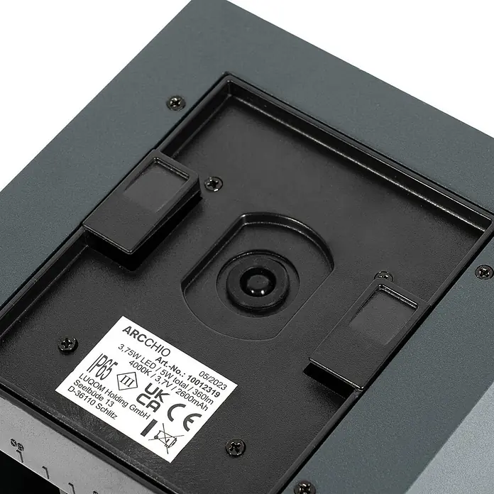 PRIOS LED Solar Wandleuchte aussen in anthrazit, mit Bewegungsmelder, -  - Unterseite einer dunkelgrauen LED-Leuchte mit schwarzem Gehäuse und weißem Etikett mit technischen Daten.