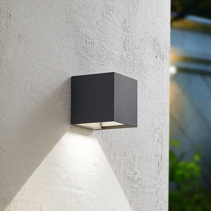 PRIOS LED Solar Wandleuchte aussen in anthrazit, mit Bewegungsmelder, -  - Dunkelgraue, quaderförmige Außenwandleuchte mit Abwärtsbeleuchtung.