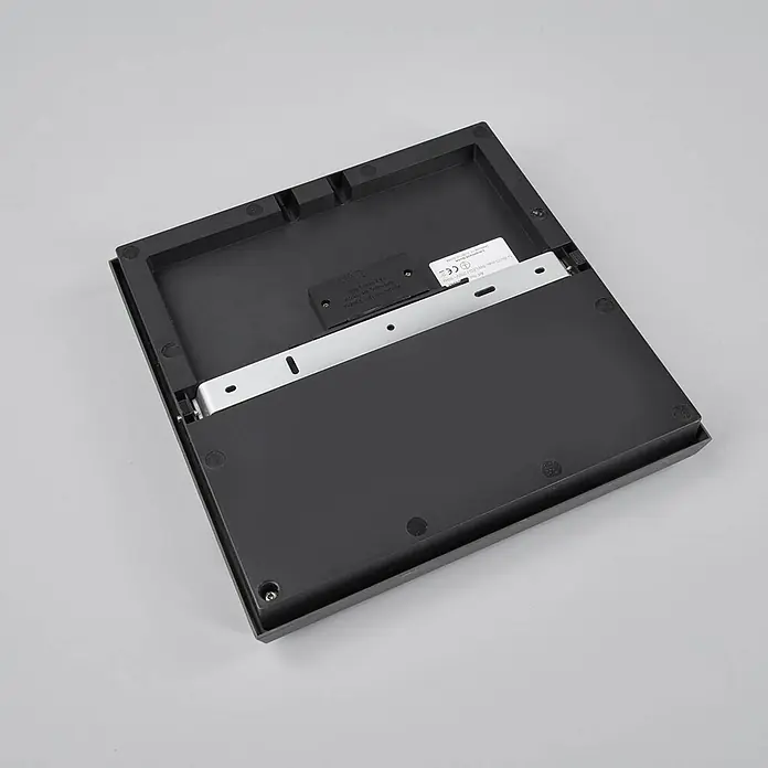 Lucande LED Outdoor Deckenlampe in anthrazit, weiß, Deckenleuchte außen -  - Rückseite einer schwarzen rechteckigen Leuchte mit silberner Montagehalterung und Produktetikett.