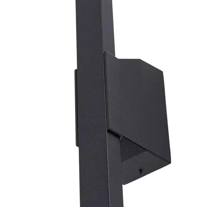 Lindby LED Wandleuchte aussen in schwarz, Aussenlampe Wand -  - Texturierte dunkelgraue Metallhalterung mit vertikalem Pfosten und angebrachtem rechteckigem Kastenbauteil.